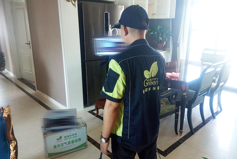 1.甲醛檢測(cè)的必要性  室內(nèi)空氣污染嚴(yán)重影響了我們的生活與健康，常見的有甲醛、苯、TVOC等。判斷室內(nèi)空氣質(zhì)量的好與差就需要對(duì)這些常見的室內(nèi)污染物質(zhì)濃度進(jìn)行測(cè)定。  檢測(cè)室內(nèi)空氣質(zhì)量的方法很多，有通過鼻子聞的、試紙自測(cè)盒的、手持電子檢測(cè)儀的等，不同的方法因嚴(yán)密性、原理性不同，造成的結(jié)果差異很大。專業(yè)室內(nèi)空氣檢測(cè)，不但  可以提高精確度還能在安全安心上有更多的保障。  2.服務(wù)簡(jiǎn)介  甲醛檢測(cè)是室內(nèi)空氣質(zhì)量檢測(cè)的簡(jiǎn)稱，指的是根據(jù)一定的標(biāo)準(zhǔn)測(cè)定室內(nèi)環(huán)境中甲醛等污染濃度的服務(wù)。通常的檢測(cè)項(xiàng)目包括但不僅限于甲醛、苯及苯系物（苯、甲苯、二甲  苯）、TVOC、PM2.5等。  3.甲醛檢測(cè)技術(shù)原理  利用高精度儀器，按照《室內(nèi)空氣質(zhì)量標(biāo)準(zhǔn)》GB/T 18883-2002標(biāo)準(zhǔn)進(jìn)行采樣，然后運(yùn)用分光光度法測(cè)定甲醛等測(cè)定項(xiàng)室內(nèi)空氣污染物濃度。  4.檢測(cè)標(biāo)準(zhǔn)  常用的室內(nèi)空氣質(zhì)量檢測(cè)標(biāo)準(zhǔn)有：《室內(nèi)空氣質(zhì)量標(biāo)準(zhǔn)》GB/T 18883-2002、《民用建筑室內(nèi)環(huán)境污染控制規(guī)范》GB50325-2010、《乘用車內(nèi)空氣質(zhì)量評(píng)價(jià)指南》GB/T  27630—2011  5.甲醛檢測(cè)收費(fèi)標(biāo)準(zhǔn)  檢測(cè)室內(nèi)空氣質(zhì)量，通常我們測(cè)甲醛、苯、TVOC三項(xiàng)。也可以根據(jù)客戶的要求來選擇測(cè)定項(xiàng)目，及進(jìn)行收費(fèi)。一般是3個(gè)點(diǎn)起測(cè)，也就是檢測(cè)不少于三個(gè)點(diǎn)。詳情咨詢格瑞樂  專業(yè)顧問  6.甲醛檢測(cè)的服務(wù)流程  1、電話或網(wǎng)絡(luò)預(yù)約服務(wù)  2、根據(jù)客戶需求檢測(cè)項(xiàng)目做費(fèi)用報(bào)價(jià)  3、確定報(bào)價(jià)方案，約定上門服務(wù)時(shí)間，及做好檢測(cè)前準(zhǔn)備  4、上門服務(wù)，根據(jù)室內(nèi)布局選擇采樣點(diǎn)  5、將采樣結(jié)果標(biāo)記并封裝，帶回實(shí)驗(yàn)室進(jìn)行分析  6、將分析結(jié)果通知客戶，并按照要求制定檢測(cè)報(bào)告  7、將檢測(cè)報(bào)告寄送給客戶