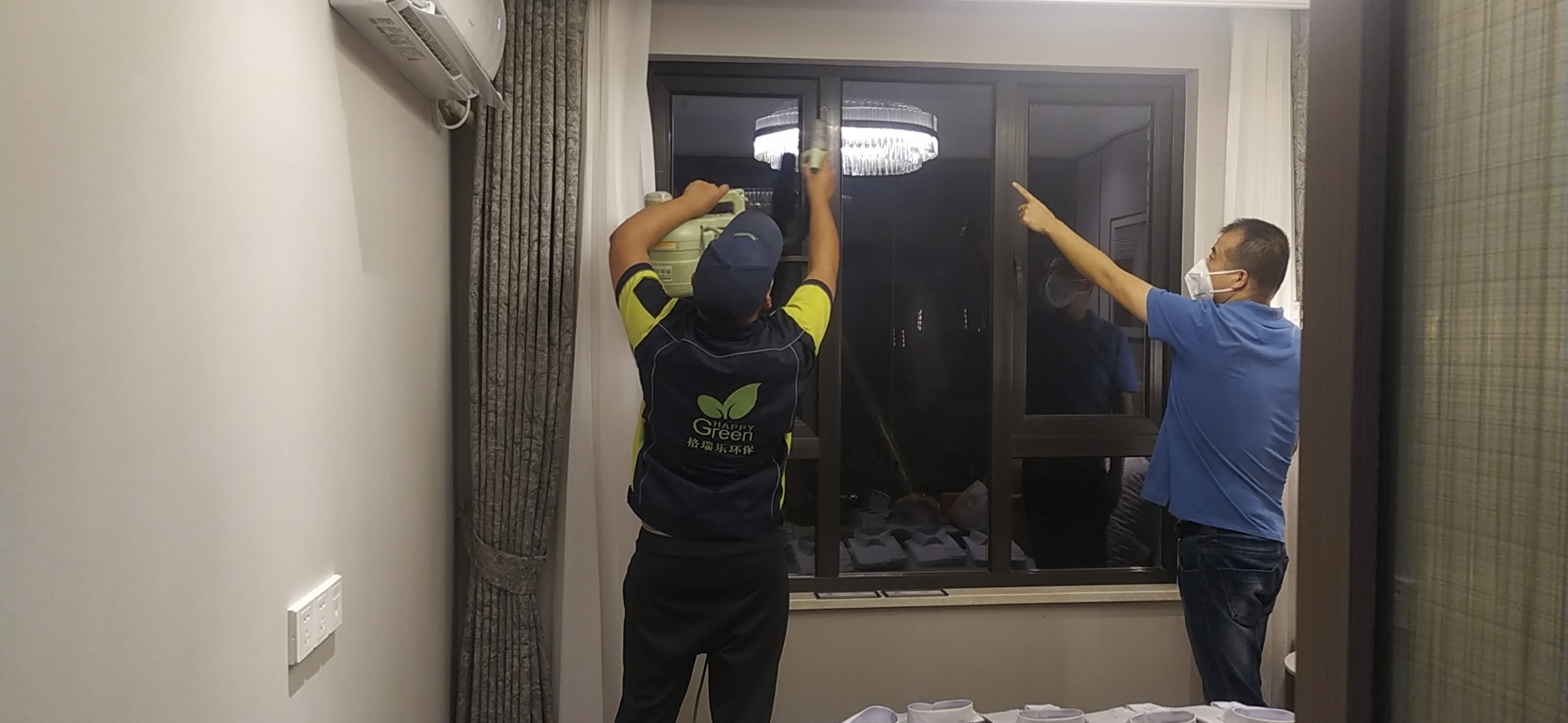 第1招  針對板材內(nèi)部，根源深層拔醛；首先使用格瑞樂環(huán)保研發(fā)的甲醛捕捉劑，配合專用設(shè)備和特制超威力噴槍，對污染源——板材內(nèi)部進(jìn)行重點(diǎn)治理，定向拔除甲醛，48小時強(qiáng)勢拔除板材內(nèi)部70%以上的甲醛，使板材內(nèi)部的甲醛釋放時間從3-15年縮短到1-2周，完美解決甲醛緩慢釋放這一問題。